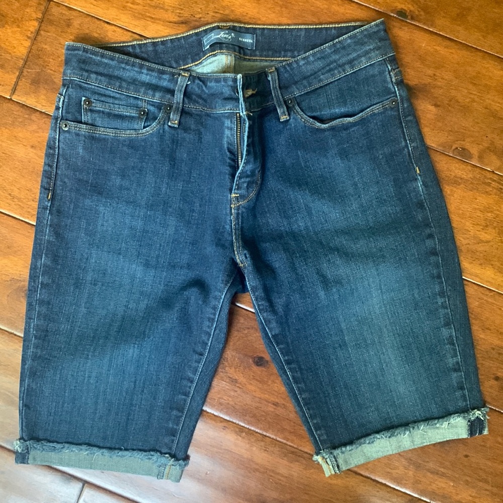 Women’s Levi’s Bermuda Jean shorts. Size 8. Excellent condition